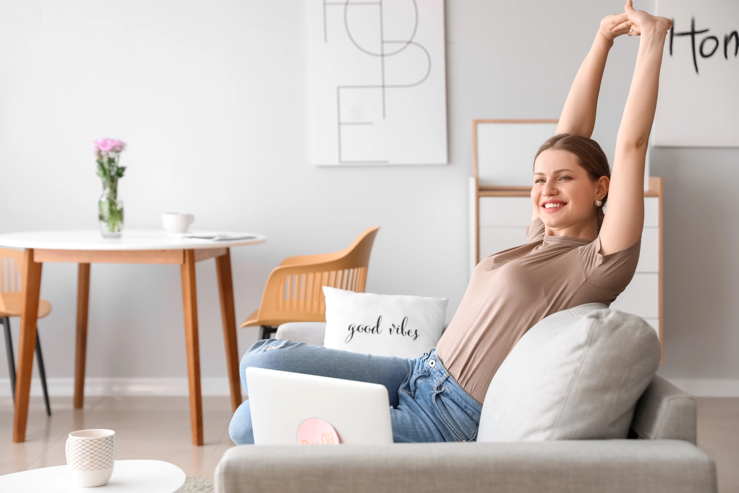 K | S Immobilien – Rechner auf Tisch und Hausmodell