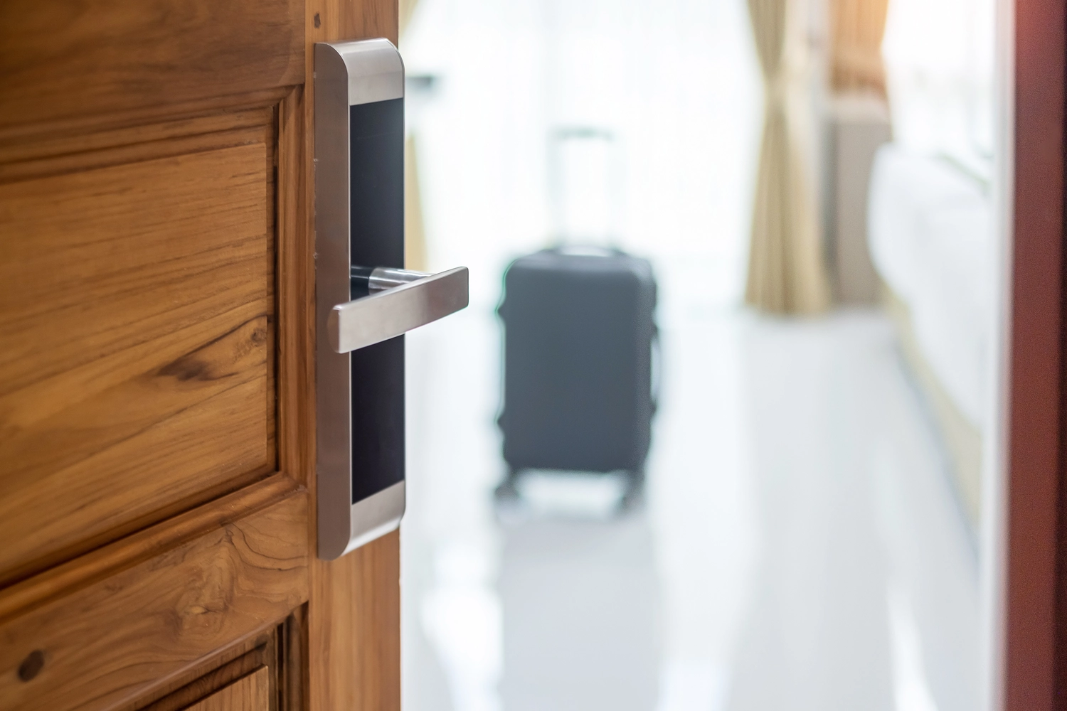 K | S Immobilien – Rechner auf Tisch und Hausmodell