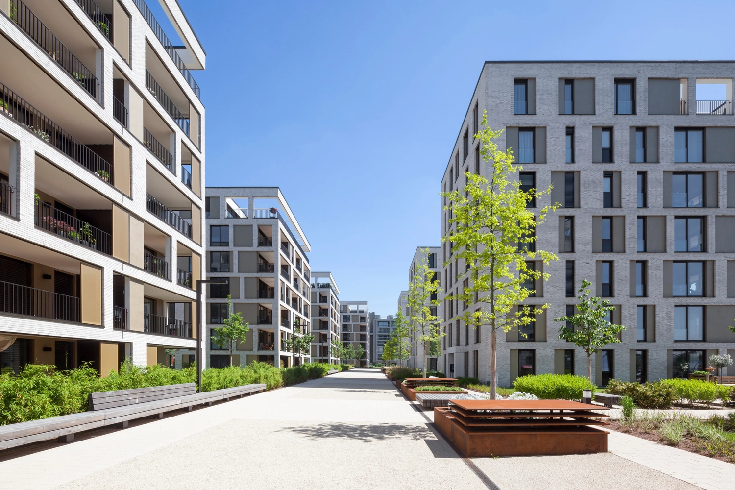 K | S Immobilien – Paar besichtigt vor dem Kauf die neue Wohnung